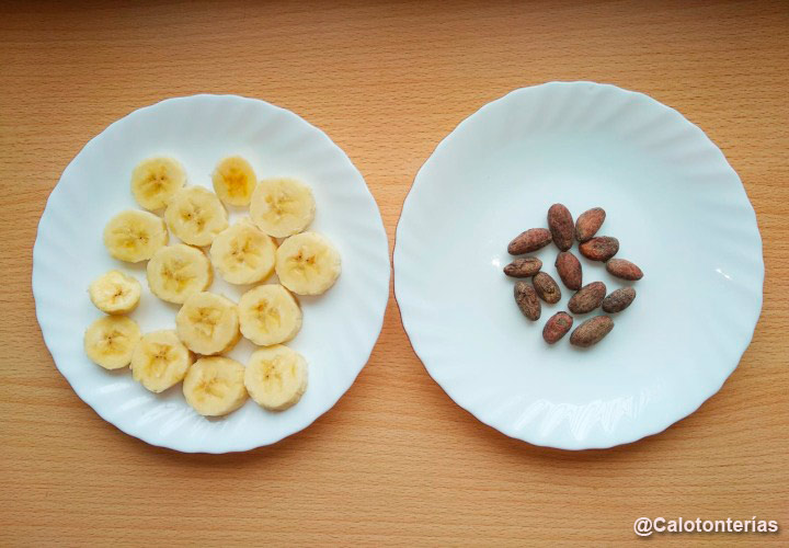 Granos de cacao y plátano en platos