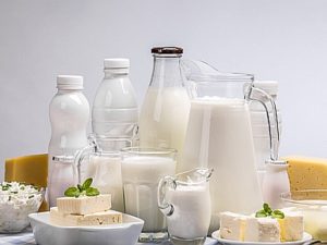 Lácteos, leche, queso y yogurt en vasos y botellas